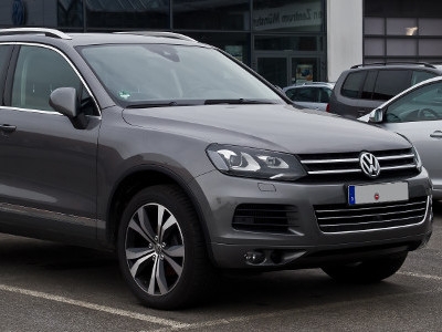 Вмятина на задней правой двери автомобиля Фольксваген Туарег (Volkswagen Tuareg)